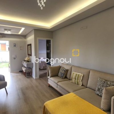 Casa com 102m², 2 quartos (sendo 1 suíte), 2 garagens, no bairro Carianos em Florianópolis