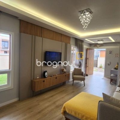 Casa com 102m², 2 quartos (sendo 1 suíte), 2 garagens, no bairro Carianos em Florianópolis