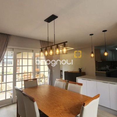 Casa com 102m², 2 quartos (sendo 1 suíte), 2 garagens, no bairro Carianos em Florianópolis