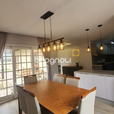 Casa com 102m², 2 quartos (sendo 1 suíte), 2 garagens, no bairro Carianos em Florianópolis