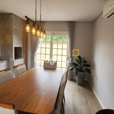 Casa com 102m², 2 quartos (sendo 1 suíte), 2 garagens, no bairro Carianos em Florianópolis