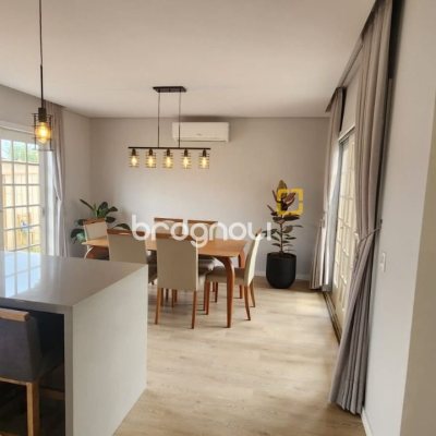 Casa com 102m², 2 quartos (sendo 1 suíte), 2 garagens, no bairro Carianos em Florianópolis
