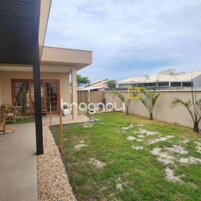Casa com 102m², 2 quartos (sendo 1 suíte), 2 garagens, no bairro Carianos em Florianópolis