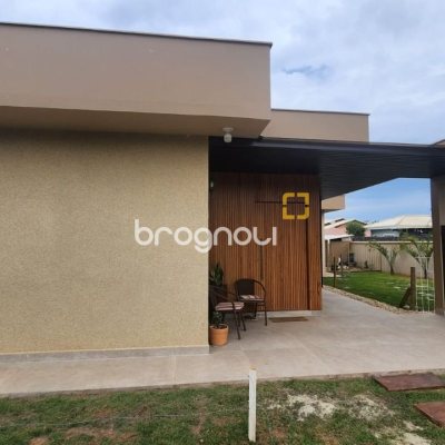 Casa com 102m², 2 quartos (sendo 1 suíte), 2 garagens, no bairro Carianos em Florianópolis
