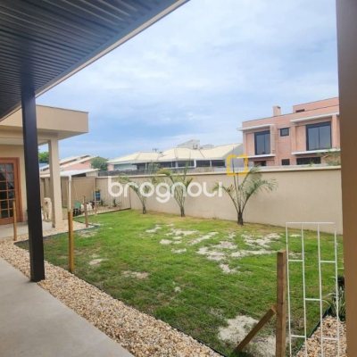 Casa com 102m², 2 quartos (sendo 1 suíte), 2 garagens, no bairro Carianos em Florianópolis