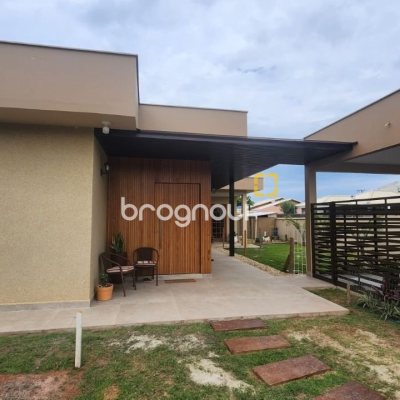 Casa com 102m², 2 quartos (sendo 1 suíte), 2 garagens, no bairro Carianos em Florianópolis