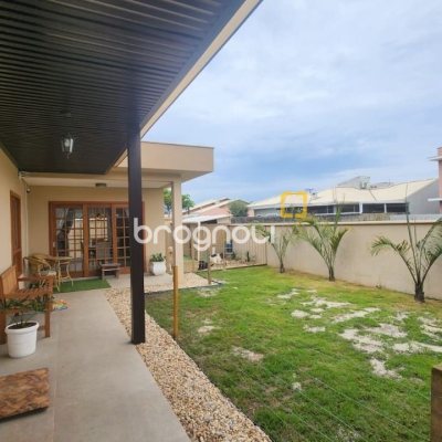 Casa com 102m², 2 quartos (sendo 1 suíte), 2 garagens, no bairro Carianos em Florianópolis