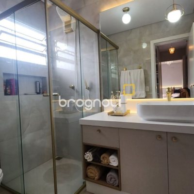 Casa com 102m², 2 quartos (sendo 1 suíte), 2 garagens, no bairro Carianos em Florianópolis