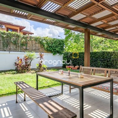 Casa de Condomínio com 542m², 4 quartos (sendo 3 suítes), 2 garagens, no bairro Lagoa da Conceição em Florianópolis