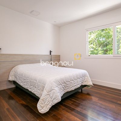Casa de Condomínio com 542m², 4 quartos (sendo 3 suítes), 2 garagens, no bairro Lagoa da Conceição em Florianópolis