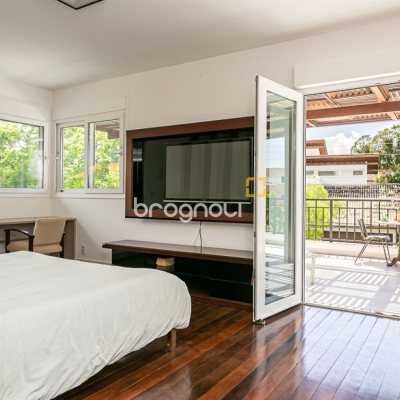 Casa de Condomínio com 542m², 4 quartos (sendo 3 suítes), 2 garagens, no bairro Lagoa da Conceição em Florianópolis