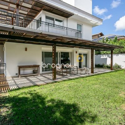 Casa de Condomínio com 542m², 4 quartos (sendo 3 suítes), 2 garagens, no bairro Lagoa da Conceição em Florianópolis