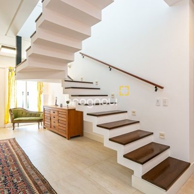 Casa de Condomínio com 542m², 4 quartos (sendo 3 suítes), 2 garagens, no bairro Lagoa da Conceição em Florianópolis