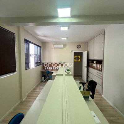 Sala com 57m², no bairro Centro em Florianópolis