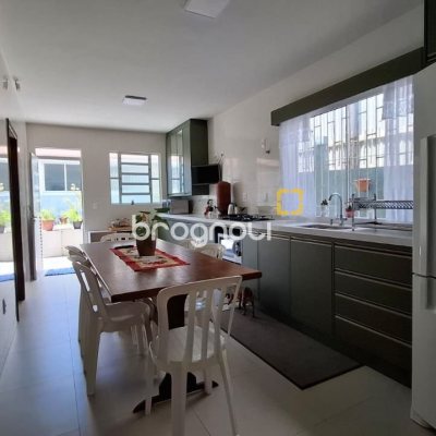 Casa com 168m², 3 quartos (sendo 1 suíte), 2 garagens, no bairro Capoeiras em Florianópolis