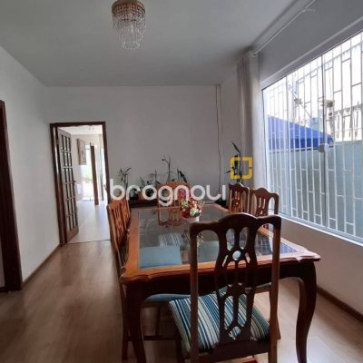 Casa com 168m², 3 quartos (sendo 1 suíte), 2 garagens, no bairro Capoeiras em Florianópolis