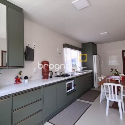 Casa com 168m², 3 quartos (sendo 1 suíte), 2 garagens, no bairro Capoeiras em Florianópolis