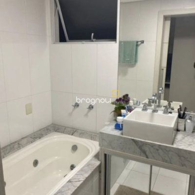 Apartamento com 108m², 3 quartos (sendo 1 suíte), 2 garagens, no bairro Estreito em Florianópolis