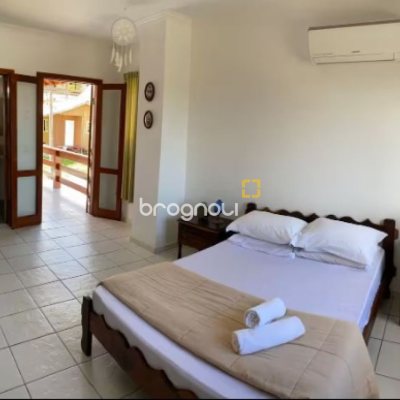 Casa com 370m², 3 quartos (sendo 2 suítes), 3 garagens, no bairro Campeche em Florianópolis