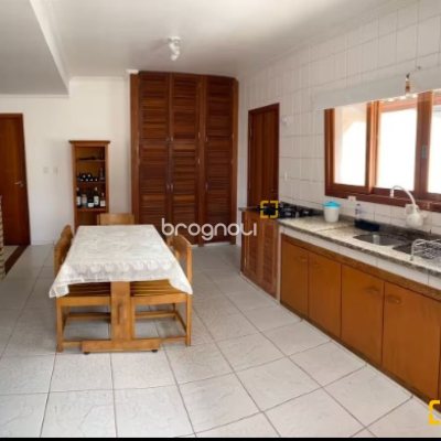 Casa com 370m², 3 quartos (sendo 2 suítes), 3 garagens, no bairro Campeche em Florianópolis