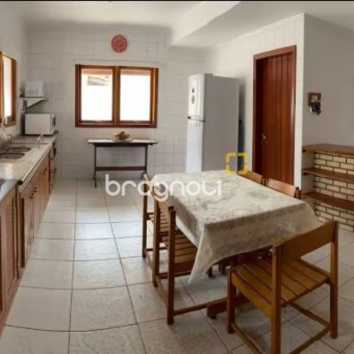 Casa com 370m², 3 quartos (sendo 2 suítes), 3 garagens, no bairro Campeche em Florianópolis