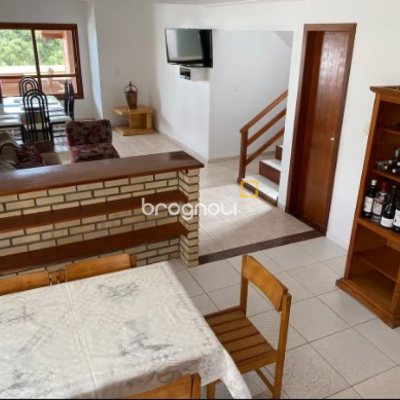 Casa com 370m², 3 quartos (sendo 2 suítes), 3 garagens, no bairro Campeche em Florianópolis