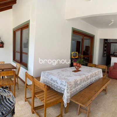 Casa com 370m², 3 quartos (sendo 2 suítes), 3 garagens, no bairro Campeche em Florianópolis