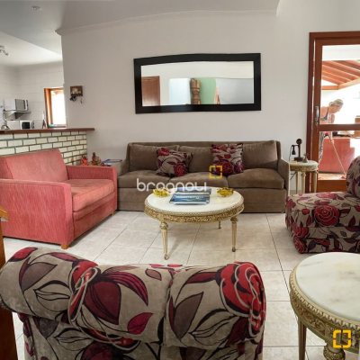 Casa com 370m², 3 quartos (sendo 2 suítes), 3 garagens, no bairro Campeche em Florianópolis