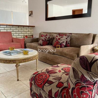 Casa com 370m², 3 quartos (sendo 2 suítes), 3 garagens, no bairro Campeche em Florianópolis