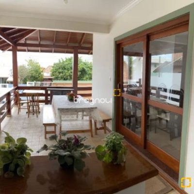 Casa com 370m², 3 quartos (sendo 2 suítes), 3 garagens, no bairro Campeche em Florianópolis