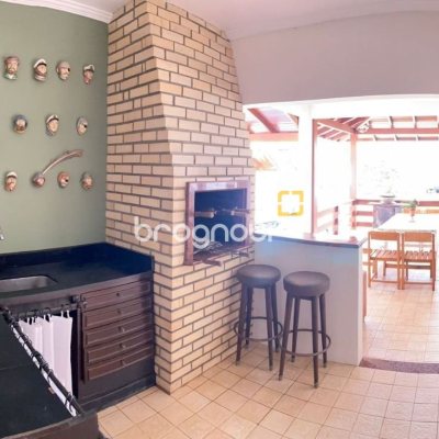 Casa com 370m², 3 quartos (sendo 2 suítes), 3 garagens, no bairro Campeche em Florianópolis