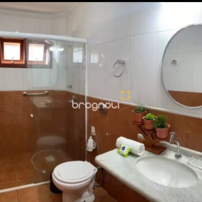 Casa com 370m², 3 quartos (sendo 2 suítes), 3 garagens, no bairro Campeche em Florianópolis