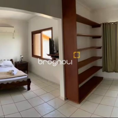 Casa com 370m², 3 quartos (sendo 2 suítes), 3 garagens, no bairro Campeche em Florianópolis