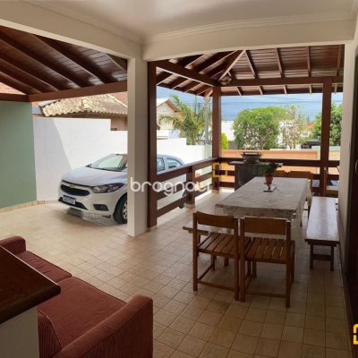 Casa com 370m², 3 quartos (sendo 2 suítes), 3 garagens, no bairro Campeche em Florianópolis