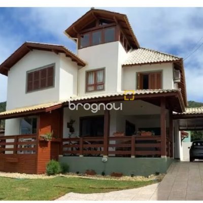 Casa com 370m², 3 quartos (sendo 2 suítes), 3 garagens, no bairro Campeche em Florianópolis