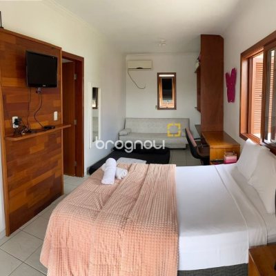 Casa com 370m², 3 quartos (sendo 2 suítes), 3 garagens, no bairro Campeche em Florianópolis