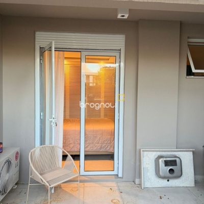 Apartamento com 95m², 2 quartos (sendo 1 suíte), 2 garagens, no bairro Pantanal em Florianópolis