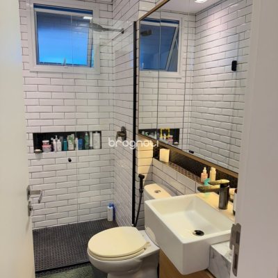 Apartamento com 95m², 2 quartos (sendo 1 suíte), 2 garagens, no bairro Pantanal em Florianópolis
