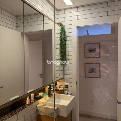 Apartamento com 95m², 2 quartos (sendo 1 suíte), 2 garagens, no bairro Pantanal em Florianópolis