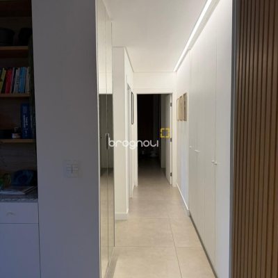 Apartamento com 95m², 2 quartos (sendo 1 suíte), 2 garagens, no bairro Pantanal em Florianópolis
