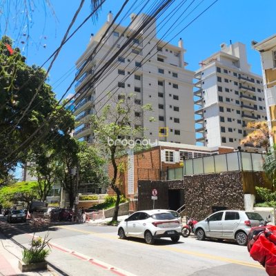 Apartamento com 122m², 3 quartos (sendo 3 suítes), 2 garagens, no bairro Centro em Florianópolis