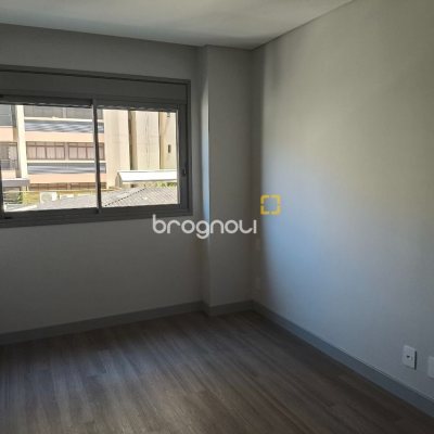 Apartamento com 122m², 3 quartos (sendo 3 suítes), 2 garagens, no bairro Centro em Florianópolis