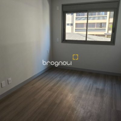Apartamento com 122m², 3 quartos (sendo 3 suítes), 2 garagens, no bairro Centro em Florianópolis