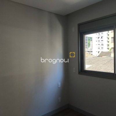 Apartamento com 122m², 3 quartos (sendo 3 suítes), 2 garagens, no bairro Centro em Florianópolis