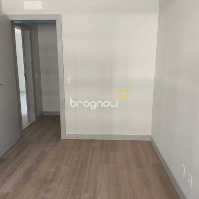 Apartamento com 122m², 3 quartos (sendo 3 suítes), 2 garagens, no bairro Centro em Florianópolis