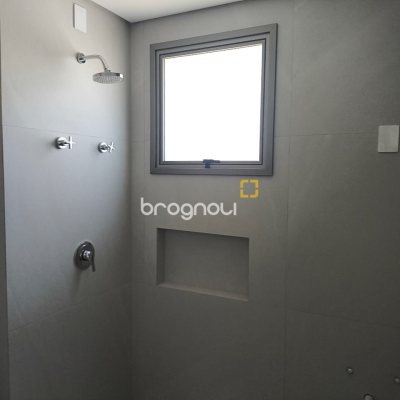Apartamento com 122m², 3 quartos (sendo 3 suítes), 2 garagens, no bairro Centro em Florianópolis