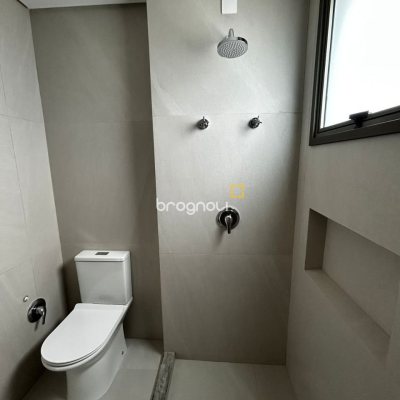 Apartamento com 122m², 3 quartos (sendo 3 suítes), 2 garagens, no bairro Centro em Florianópolis