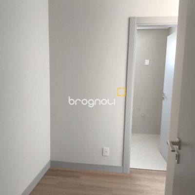 Apartamento com 122m², 3 quartos (sendo 3 suítes), 2 garagens, no bairro Centro em Florianópolis