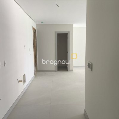 Apartamento com 122m², 3 quartos (sendo 3 suítes), 2 garagens, no bairro Centro em Florianópolis