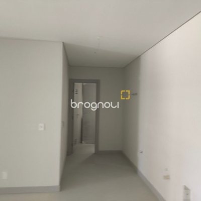 Apartamento com 122m², 3 quartos (sendo 3 suítes), 2 garagens, no bairro Centro em Florianópolis